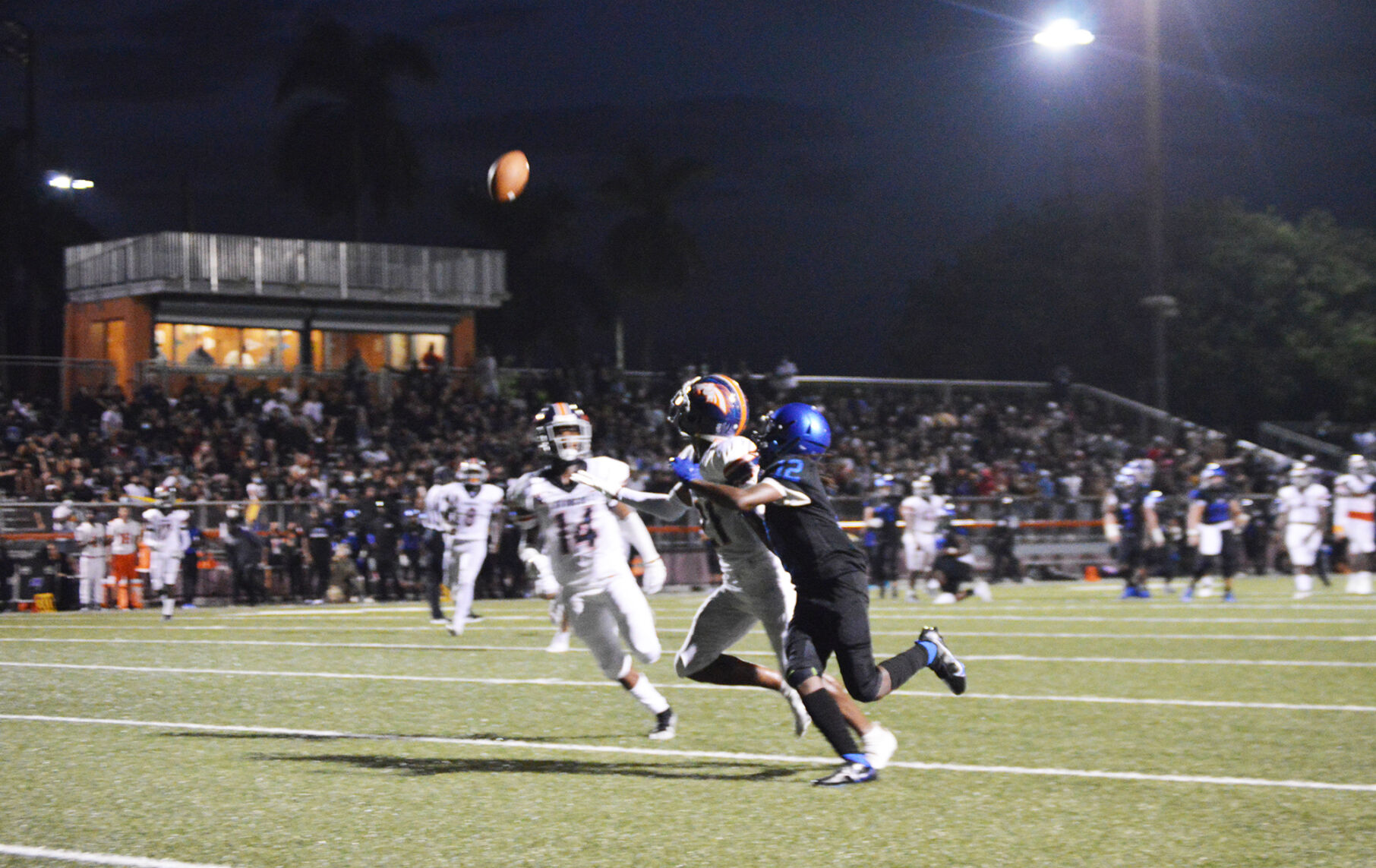 Bronco’s Joel Talley (21) and Buc’s Franquan Warren (12) fight for the catch. CStock